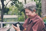 Nghỉ hưu sớm với 12 tỷ đồng trong tay, người phụ nữ bất ngờ quay lại thành phố kiếm sống