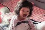 Ngủ dậy thấy miệng mọc vết bầm đen, bé gái khóc thét, mẹ phát hiện nguyên nhân từ món con ăn mỗi ngày