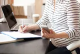 Mẹ bầu ngồi làm việc trước máy tính cả ngày, bác sĩ nhắc đừng quên làm điều này để bảo vệ cả mẹ lẫn con