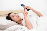 Vừa thức dậy đã cầm điện thoại, chuyên gia cảnh báo 5 tác hại khôn lường
