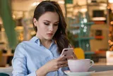 Cúi đầu quá lâu khi dùng điện thoại: Bác sĩ cảnh báo 3 tác hại ít người ngờ tới