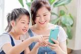Cha mẹ EQ cao không giành điện thoại của con, họ làm điều này