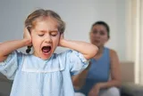 Con có 7 biểu hiện này, cha mẹ đừng vội bênh: Có thể đang nuôi con sai cách