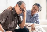 Người cha 75 tuổi ngậm ngùi vì giao lương hưu, tiền tiết kiệm cho con trai rồi phải ngửa tay xin từng đồng
