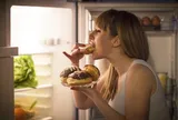 22h bụng đói có nên ăn không? Chuyên gia chỉ cách ăn đêm để không ảnh hưởng giấc ngủ