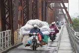 Không khí lạnh đầu mùa tràn về, miền Bắc chuyển mát, Trung Bộ và Nam Bộ mưa lớn