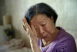 Con út nhờ anh cả trông mẹ vài hôm, anh hỏi “nhà sang tên cho ai?” rồi tuyên bố: Không được chia thì không có nghĩa vụ