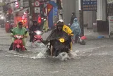 Nam Bộ mưa lớn kéo dài đến 10/10, TP.HCM đối mặt nguy cơ ngập úng, ùn tắc