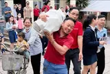 Cảnh tượng chưa từng có: Người dân vác bao tải đi nhận hàng tỷ đồng tiền bồi thường dự án Olympic
