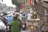 Làm rõ clip ghi lại cảnh người đàn ông đứng trước ô tô con dừng ngược chiều, hành hung tài xế xe máy ở Hà Nội