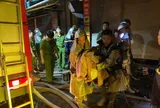 Thót tim: Cứu hai người mắc kẹt trong ngôi nhà cháy ở Hà Nội lúc rạng sáng 7/4