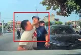 Clip người đàn ông bị tài xế ô tô con bóp cổ, hành hung trên đường: Hé lộ "góc quay" đáng chú ý