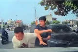 Hé lộ danh tính tài xế ô tô con bóp cổ, hành hung người đàn ông trên đường ở Thanh Hóa