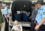 415kg mỡ và bì bốc mùi ôi thiu đang được chở đi tiêu thụ