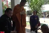 Cao hơn 2 mét, xuất hiện giữa đám đông là nổi bần bật, nhà sư gây chú ý tại kỳ tuyển quân ở Thái Lan