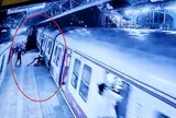 Clip: Sau lời cầu hôn bất thành, người đàn ông đẩy cô gái xuống đường ray khi tàu đang lao tới, diễn biến sau đó khiến nhiều người bàng hoàng