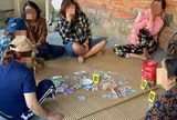 Triệt phá sòng bạc dưới hiên nhà, phát hiện nhiều phụ nữ tham gia sát phạt nhau dưới hình thức đánh bài xì dách