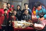 Chàng trai 21 tuổi làm việc tới 18 giờ mỗi ngày để lo cho 6 em nhỏ trong gia đình đông con khiến ai cũng cảm động