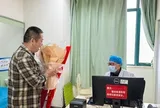 Gần 30 năm sau ca mổ cứu mạng con gái, người cha vẫn quay lại tìm bác sĩ để nói lời cảm ơn khiến ai cũng nghẹn lòng