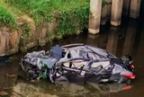 Chiếc ô tô đang chạy bất ngờ lao thẳng xuống kênh sâu, cảnh tượng dưới gầm cầu khiến nhiều người bàng hoàng