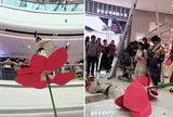 Clip: Đang biểu diễn giữa trung tâm thương mại đông người, nữ nghệ sĩ bất ngờ gặp sự cố khiến nhiều khán giả hoảng loạn