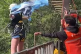 Chỉ vài giây sau khi liên tục cảnh báo nhân viên, thiếu nữ gặp nạn tại trò chơi mạo hiểm khiến nhiều người phẫn nộ