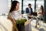 Đi làm gần 20 năm, người phụ nữ bất ngờ bị sa thải chỉ vì... công việc của chồng, tòa án sau đó đưa ra phán quyết gây chú ý