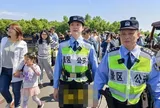 Từng bật khóc vì lạc mẹ giữa biển người, cô bé năm nào nay giúp hàng trăm em nhỏ khiến nhiều người xúc động