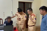 Bị CSGT dừng xe kiểm tra, người đàn ông để lộ "bí mật" bên trong mảnh giấy trắng