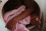 Nghe tiếng cha gọi yếu ớt trong nhà tắm, cô con gái chạy vào rồi bật khóc khi thấy cảnh tượng kỳ lạ này