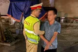 Bắt giữ đối tượng bỏ chạy khi gặp CSGT, hé lộ "bí mật" bên trong chiếc túi nilon