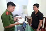 Bị khởi tố vì "chôm" 2 đôi giày
