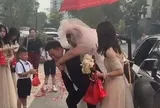 Chú rể loay hoay mãi vẫn không bế nổi cô dâu xuống xe, cái kết sau đó khiến ai xem cũng bật cười