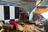 Mưa lớn giữa đêm khiến tường nhà bất ngờ đổ sập, bé gái 2 tuổi bị thương nặng