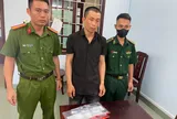Vội ném ma túy xuống đường để xóa "dấu vết", Nguyễn Hoàng Kỳ vẫn không qua mắt được công an