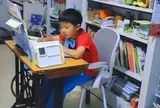 Bé trai liên tục mất tập trung khi học, mẹ mang hẳn máy khâu của bà ngoại vào phòng và phản ứng sau đó khiến nhiều người bất ngờ