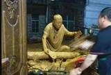 Hình ảnh người đàn ông phủ kín bùn đất sau khi cứu dân khỏi trận sạt lở khiến nhiều người nghẹn lòng