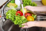 Chuyên gia cảnh báo sai lầm khi ngâm rau bằng nước muối mà nhiều gia đình vẫn làm mỗi ngày