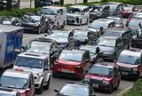 Ít khách, thu nhập xuống dốc, nhiều tài xế công nghệ khiến hành khách "mắt tròn mắt dẹt" khi mở tiệm cắt tóc, bán cà phê ngay trên xe