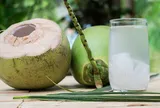 Nhiều người uống nước dừa mỗi ngày để giải nhiệt, nhưng uống quá nhiều có thể khiến thận "quá tải": Bác sĩ cảnh báo 5 nguy cơ sức khỏe ít ai ngờ tới