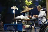 Bán chiếc bánh chỉ gần 2.000 đồng suốt hai thập kỷ mà nhất quyết không tăng giá, cụ ông 92 tuổi nói một câu khiến nhiều người xúc động