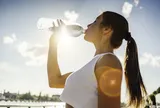 Nắng nóng như "đổ lửa" hơn 40 độ C, cơ thể có thể phát tín hiệu cầu cứu trước khi sốc nhiệt: Chuyên gia chỉ cách bù nước đúng mà nhiều người vẫn đang làm sai