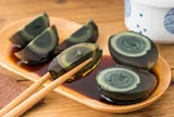 Nhìn đen sì, có mùi "khó ngửi" nhưng loại trứng này lại được xem là "kho báu dinh dưỡng", nhiều người ăn rồi mới mê