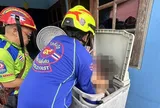 Thấy cháu gái 3 tuổi bất tỉnh trong máy giặt sau hơn 2 giờ mắc kẹt, người bà lập tức gọi cứu hộ và cái kết khiến nhiều người thở phào