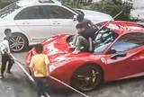 Người đàn ông "đứng hình" khi chiếc Ferrari của mình bị 4 đứa trẻ biến thành "cầu trượt", nhưng thái độ của phụ huynh mới là điều gây tranh cãi