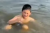 Mẹ trượt chân suýt chết đuối, bé trai 8 tuổi lập tức nhảy xuống cứu, câu nói sau đó khiến hàng triệu người nghẹn lòng
