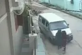 Camera ghi lại khoảnh khắc ô tô lao tới như "tên bắn", hất văng hai phụ nữ đang đi bộ rồi tài xế bỏ trốn khỏi hiện trường