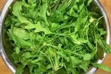 Nhìn như cỏ dại mọc đầy bờ ruộng nhưng lại là "kho dinh dưỡng", nhiều người ăn một lần rồi nhớ mãi vì làm sủi cảo quá thơm