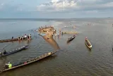 Cảnh tượng như "rồng trồi lên mặt nước" giữa hồ rộng khiến nhiều người sững sờ, nhìn từ trên cao càng khó tin hơn