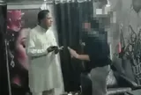 Clip: Bí mật quay được cảnh chủ tiệm spa pha chất lạ vào bình nước, 4 nữ nhân viên lập tức dùng dép đánh liên tiếp người này khiến MXH xôn xao